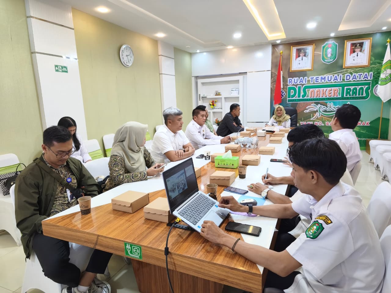 Rapat Pembahasan Penempatan Personel dan Pengaktifan Sistem Layanan Terpadu Satu Atap Pekerja Migran Indonesia (LTSA-PMI) Provinsi Kalimantan Barat